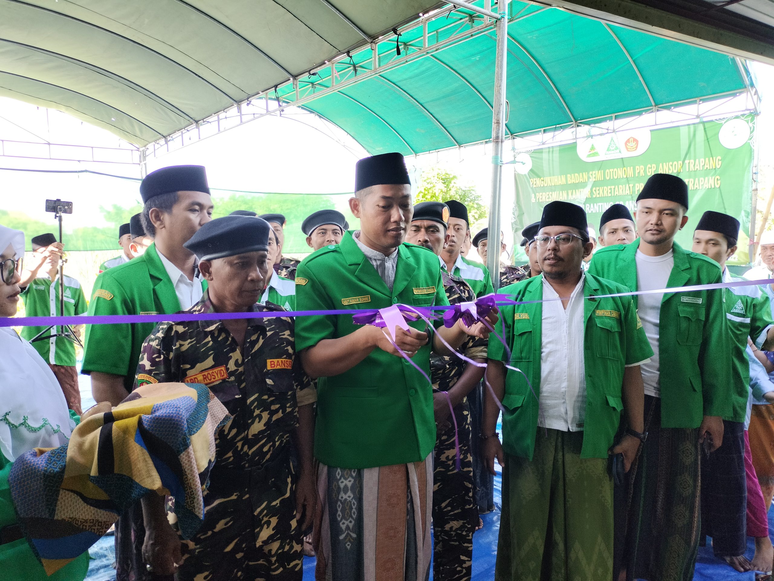 Peresmian Kantor Sekretariat PR GP Ansor Trapang Ditandai dengan Pengguntingan Pita