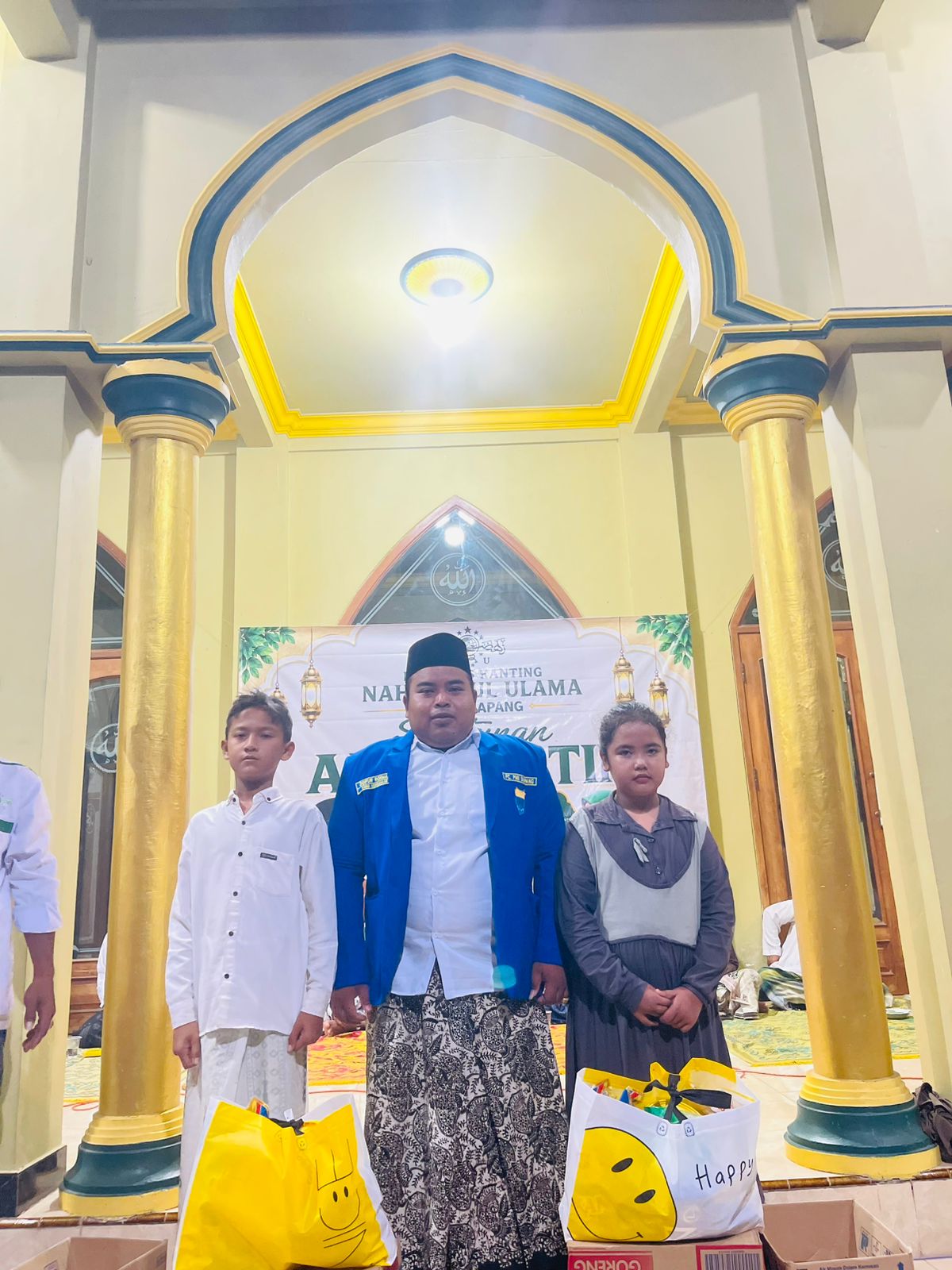 Ketua III PC PMII Sampang Salurkan Bantuan Sembako untuk Anak Yatim pada Santunan PRNU Trapang
